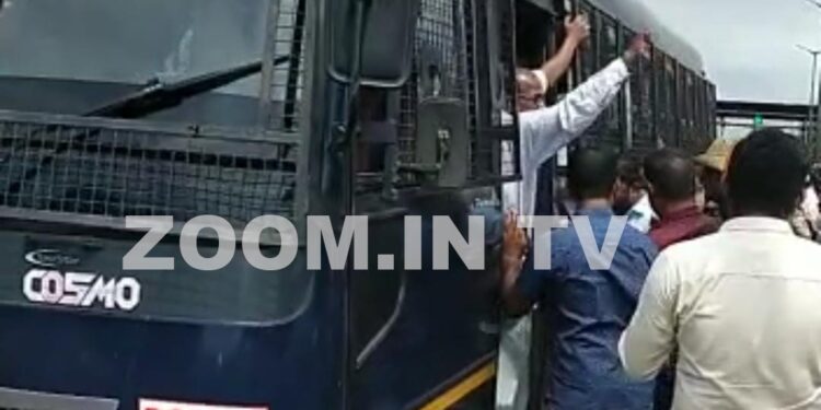 ಸುರತ್ಕಲ್ ಟೋಲ್ ಗೇಟ್ ವಿರುದ್ಧ ಪ್ರತಿಭಟನೆ : ಮುನೀರ್ ಕಾಟಿಪಳ್ಳ, ಪ್ರತಿಭಾ ಕುಳಾಯಿ, ಮಿಥುನ್ ರೈ ಸಹಿತ ಹಲವರು ಪೊಲೀಸ್ ವಶಕ್ಕೆ..!!