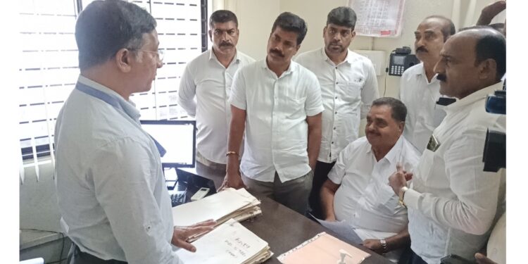 ಬಂಟ್ವಾಳ:  ಆರ್.ಟಿ.ಒ ಕಚೇರಿಗೆ ಮಾಜಿ ಸಚಿವ ರಮಾನಾಥ ರೈ ಧಿಡೀರ್ ಭೇಟಿ..!!