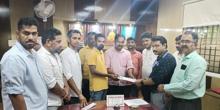 ಪುತ್ತೂರು: ವಾಹನ ಮಾಲೀಕರಿಗೆ ಅರ್ಹತಾ ಪತ್ರ ಪಡೆಯಲು ದುಬಾರಿ ವೆಚ್ಚದ ರೆಟ್ರೋ ರಿಪ್ಲೆಕ್ಟೆರ್ : ರದ್ದುಗೊಳಿಸುವಂತೆ ಸಾರಿಗೆ ಇಲಾಖಾ ಅಧಿಕಾರಿಗಳಿಗೆ ಯೂತ್ ಕಾಂಗ್ರೆಸ್ ವತಿಯಿಂದ ಮನವಿ