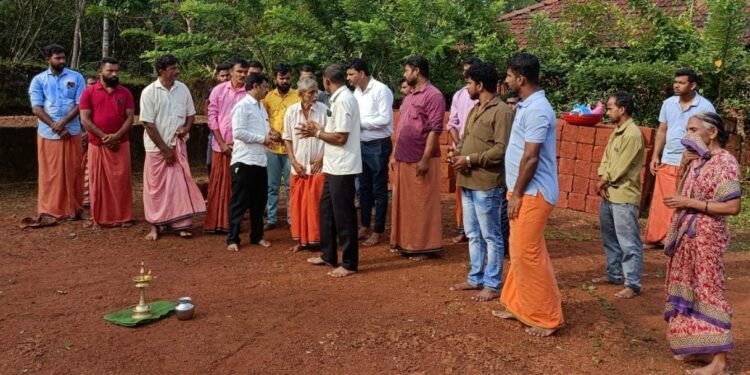 ಈಶ್ವರಮಂಗಲ: ಅಪಘಾತದಲ್ಲಿ ಸಾವನ್ನಪ್ಪಿದ ದೇವಿಪ್ರಸಾದ್ ಶೆಟ್ಟಿ ರವರ ಕನಸಿನ ಮನೆ ನಿರ್ಮಾಣಕ್ಕೆ ಮುಂದಾದ ಹಿಂ.ಜಾ.ವೇ. :; ‘ಜಾಗರಣ ಪಟಾಕಿ ಮಳಿಗೆ’ಯಲ್ಲಿ ಬರುವ ಲಾಭಾಂಶ ಮನೆ ನಿರ್ಮಾಣ ಕಾರ್ಯಕ್ಕೆ ವಿನಿಯೋಗ..