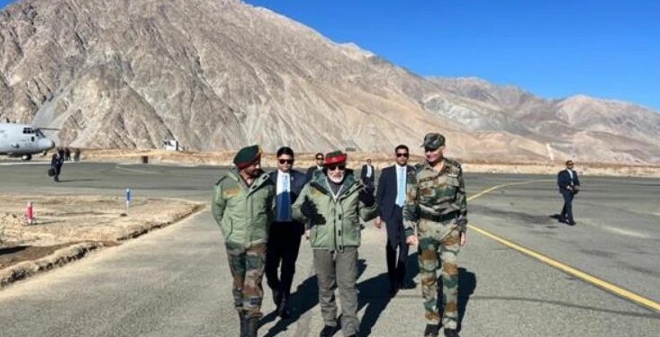 ಕಾರ್ಗಿಲ್ ಯುದ್ಧಭೂಮಿಯಲ್ಲಿ ಯೋಧರೊಂದಿಗೆ ದೀಪಾವಳಿ ಆಚರಿಸಿದ ಪ್ರಧಾನಿ ಮೋದಿ