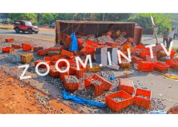 ಉಚ್ಚಿಲ : ಮೀನು ಸಾಗಾಟದ ಲಾರಿ ಪಲ್ಟಿ :; ಹೆದ್ದಾರಿಯಲ್ಲಿ ಚೆಲ್ಲಾಪಿಲ್ಲಿಯಾಗಿ ಬಿದ್ದ ಮೀನುಗಳು: ಚಾಲಕ ಗಂಭೀರ