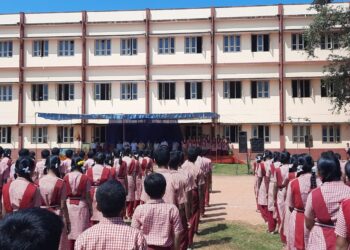 ತೆಂಕಿಲ: ವಿವೇಕಾನಂದ ಶಾಲಾ ಕ್ರೀಡಾಂಗಣದಲ್ಲಿ ಕೋಟಿ ಕಂಠ ಗಾಯನ ಕಾರ್ಯಕ್ರಮ
