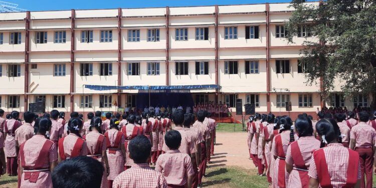 ತೆಂಕಿಲ: ವಿವೇಕಾನಂದ ಶಾಲಾ ಕ್ರೀಡಾಂಗಣದಲ್ಲಿ ಕೋಟಿ ಕಂಠ ಗಾಯನ ಕಾರ್ಯಕ್ರಮ