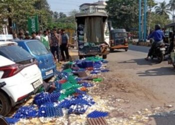 ಮಂಗಳೂರು: ಮೊಟ್ಟೆ ಸಾಗಾಟದ ವಾಹನಕ್ಕೆ ಬಸ್ ಡಿಕ್ಕಿ : ರಸ್ತೆಯಲ್ಲೆಲ್ಲಾ ಚೆಲ್ಲಾಪಿಲ್ಲಿಯಾದ ಮೊಟ್ಟೆಗಳು..!!