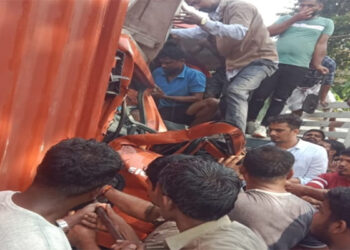 ಸುಳ್ಯ: ಲಾರಿ, ಬಸ್ ನಡುವೆ ಡಿಕ್ಕಿ: ಹಲವರಿಗೆ ಗಾಯ :; ರಾಡ್ ಕತ್ತರಿಸಿ ಚಾಲಕನನ್ನು ಹೊರ ತೆಗೆದ ಸ್ಥಳೀಯರು