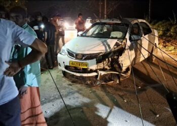 ಕಡಬ: ವಿದ್ಯುತ್ ಕಂಬಕ್ಕೆ ಡಿಕ್ಕಿ ಹೊಡೆದ ಕಾರು..!!