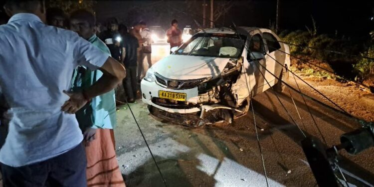 ಕಡಬ: ವಿದ್ಯುತ್ ಕಂಬಕ್ಕೆ ಡಿಕ್ಕಿ ಹೊಡೆದ ಕಾರು..!!
