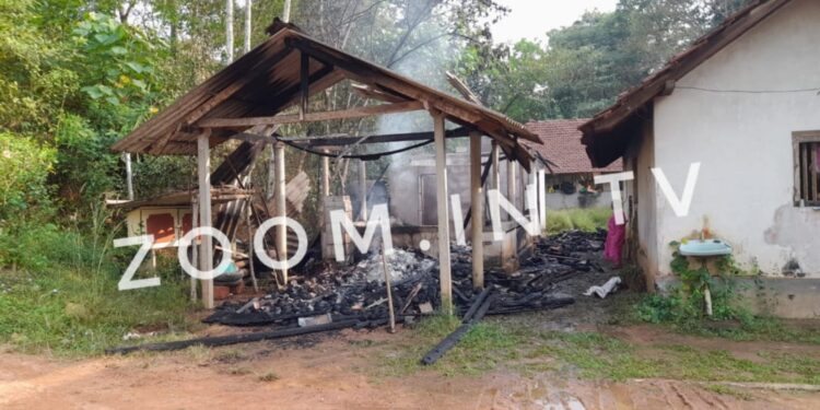 ಮುಂಡೂರು: ರಬ್ಬರ್ ಶೀಟ್ ದಾಸ್ತಾನು ಇಟ್ಟಿದ್ದ ಕೊಟ್ಟಿಗೆಗೆ ಆಕಸ್ಮಿಕ ಬೆಂಕಿ :; ಲಕ್ಷಾಂತರ ರೂ. ನಷ್ಟ..!!