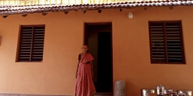 ವಿಟ್ಲ: ಆರ್ಥಿಕವಾಗಿ ಸಂಕಷ್ಟದಲ್ಲಿರುವ ಮಹಿಳೆಯ ಮನೆ ನಿರ್ಮಾಣ ಕಾರ್ಯಕ್ಕೆ ಕೈ ಜೋಡಿಸಿದ ಬಂಟರ ಸಂಘ