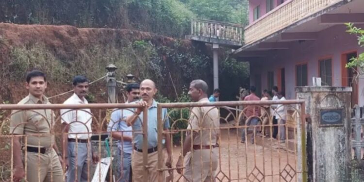 ಸುಳ್ಯ : ಮನೆಯೊಳಗೆ ಗೋಣಿ ಚೀಲದಲ್ಲಿ ತುಂಬಿಸಿದ್ದ ಸ್ಥಿತಿಯಲ್ಲಿ ಮಹಿಳೆಯ ಮೃತದೇಹ ಪತ್ತೆ : ಗಂಡನಿಂದಲೇ ಹೆಂಡತಿಯ ಹತ್ಯೆ ಶಂಕೆ..!!??