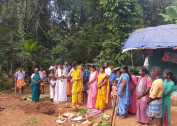 ಮಾಡಾವು: ಇಬ್ಬರು ಹೆಣ್ಣು ಮಕ್ಕಳೊಂದಿಗೆ ಮನೆಯಿಲ್ಲದೆ ಸಂಕಷ್ಟ ಪಡುತ್ತಿದ್ದ ಮಹಿಳೆಯ ಮನೆ ನಿರ್ಮಾಣಕ್ಕೆ ಮೊದಲ ಹೆಜ್ಜೆ : ಗುದ್ದಲಿ ಪೂಜೆ ಮೂಲಕ ಮನೆ ನಿರ್ಮಾಣಕ್ಕೆ ನಾಂದಿ