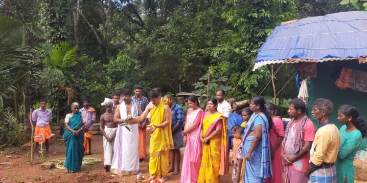 ಮಾಡಾವು: ಇಬ್ಬರು ಹೆಣ್ಣು ಮಕ್ಕಳೊಂದಿಗೆ ಮನೆಯಿಲ್ಲದೆ ಸಂಕಷ್ಟ ಪಡುತ್ತಿದ್ದ ಮಹಿಳೆಯ ಮನೆ ನಿರ್ಮಾಣಕ್ಕೆ ಮೊದಲ ಹೆಜ್ಜೆ : ಗುದ್ದಲಿ ಪೂಜೆ ಮೂಲಕ ಮನೆ ನಿರ್ಮಾಣಕ್ಕೆ ನಾಂದಿ