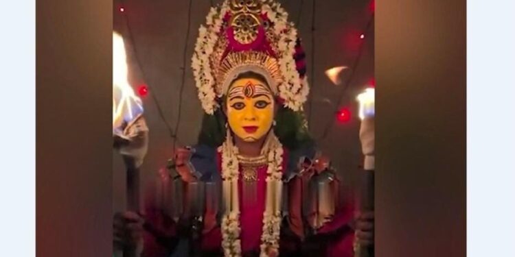 ಪಂಜುರ್ಲಿ ದೈವದ ರೀಲ್ಸ್ : ಧರ್ಮಸ್ಥಳದಲ್ಲಿ ತಪ್ಪು ಕಾಣಿಕೆ ಅರ್ಪಿಸಿ, ಕ್ಷಮೆಯಾಚಿಸಿದ ಆಂಧ್ರದ ಯುವತಿ..!!