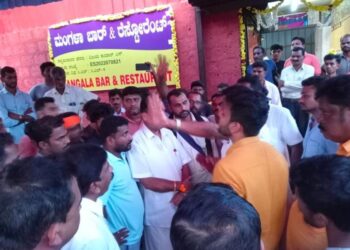 ಪಲ್ಲತ್ತಡ್ಕ : ಧಿಡೀರ್ ತೆರೆದುಕೊಂಡ ಬಾರ್ & ರೆಸ್ಟೋರೆಂಟ್ : ಮದ್ಯ ಮಾರಾಟ ಮುಕ್ತ ಹೋರಾಟಗಾರರಿಂದ ತೀವ್ರ ವಿರೋಧ, ಪ್ರತಿಭಟನೆ..!!