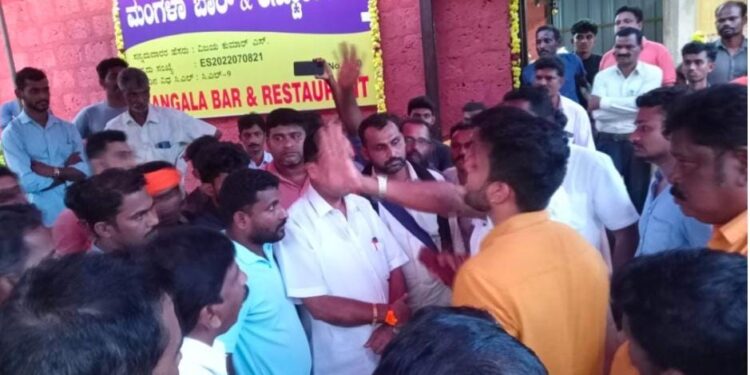 ಪಲ್ಲತ್ತಡ್ಕ : ಧಿಡೀರ್ ತೆರೆದುಕೊಂಡ ಬಾರ್ & ರೆಸ್ಟೋರೆಂಟ್ : ಮದ್ಯ ಮಾರಾಟ ಮುಕ್ತ ಹೋರಾಟಗಾರರಿಂದ ತೀವ್ರ ವಿರೋಧ, ಪ್ರತಿಭಟನೆ..!!