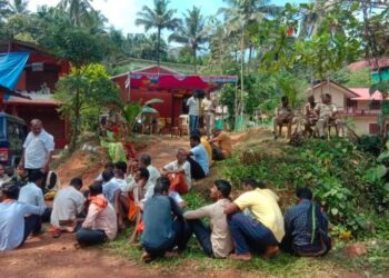 ಪಲ್ಲತ್ತಡ್ಕ : ಎರಡನೇ ದಿನವೂ ತೆರೆದಿದ್ದ ಬಾರ್ & ರೆಸ್ಟೋರೆಂಟ್ : ಪ್ರತಿಭಟನೆ ಮುಂದುವರೆಸಿದ ಹೋರಾಟ ಸಮಿತಿ :; ಸ್ಥಳದಲ್ಲಿ ಪೊಲೀಸರ ಬಿಗಿ ಬಂದೋಬಸ್ತ್