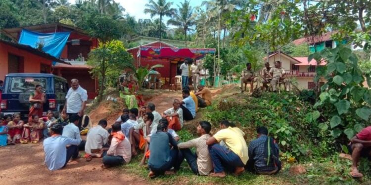 ಪಲ್ಲತ್ತಡ್ಕ : ಎರಡನೇ ದಿನವೂ ತೆರೆದಿದ್ದ ಬಾರ್ & ರೆಸ್ಟೋರೆಂಟ್ : ಪ್ರತಿಭಟನೆ ಮುಂದುವರೆಸಿದ ಹೋರಾಟ ಸಮಿತಿ :; ಸ್ಥಳದಲ್ಲಿ ಪೊಲೀಸರ ಬಿಗಿ ಬಂದೋಬಸ್ತ್