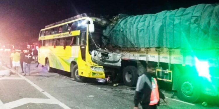 ಬೆಂಗಳೂರಿನಿಂದ ಧರ್ಮಸ್ಥಳ ಕಡೆ ತೆರಳುತ್ತಿದ್ದ ಬಸ್ ಅಪಘಾತ : ಓರ್ವ ಸಾವು, 20 ಮಂದಿಗೆ ಗಾಯ..!!