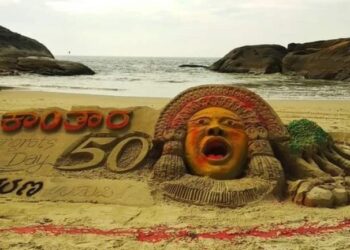 50 ದಿನಗಳ ಸಂಭ್ರಮದಲ್ಲಿ ‘ಕಾಂತಾರ’ ಸಿನಿಮಾ : ಕಡಲ ಕಿನಾರೆಯಲ್ಲಿ ಅರಳಿತು ಪಂಜುರ್ಲಿ ದೈವದ ಕಲಾಕೃತಿ..