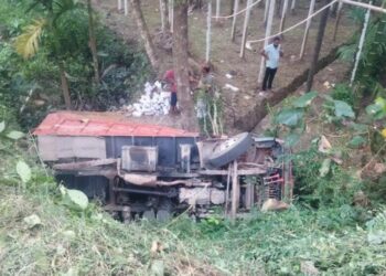 ಬರಿಮಾರು: ಹೊಂಡಕ್ಕೆ ಬಿದ್ದ ಲಾರಿ : ಮೂವರಿಗೆ ಗಾಯ