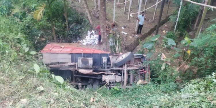 ಬರಿಮಾರು: ಹೊಂಡಕ್ಕೆ ಬಿದ್ದ ಲಾರಿ : ಮೂವರಿಗೆ ಗಾಯ