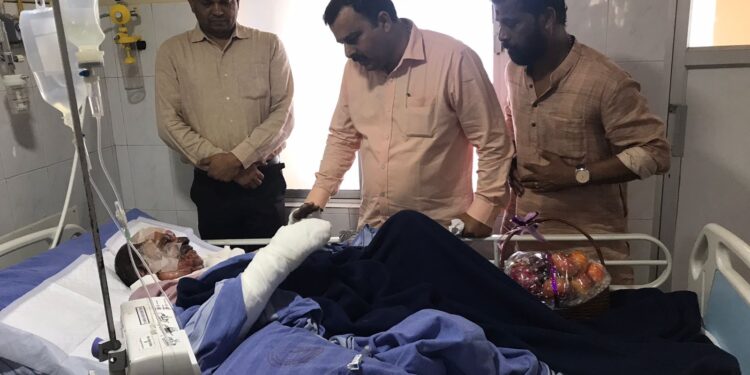 ಮಂಗಳೂರು ಬಾಂಬ್ ಬ್ಲಾಸ್ಟ್ ನಲ್ಲಿ ಗಾಯಗೊಂಡ ಆಟೋ ಚಾಲಕನನ್ನು ಭೇಟಿಯಾದ ಸಚಿವ ಸುನೀಲ್ ಕುಮಾರ್, ವಿ.ಹಿಂ.ಪ. ಮುಖಂಡ ಶರಣ್ ಪಂಪ್ವೆಲ್