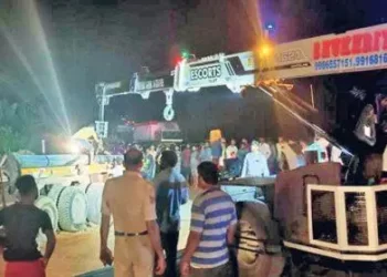 ಉಪ್ಪಿನಂಗಡಿ: ಹೆದ್ದಾರಿಯಲ್ಲಿ ಮಗುಚಿ ಬಿದ್ದ ಲಾರಿ : ಮೂರು ಗಂಟೆಗಳ ಕಾಲ ಸಂಚಾರ ಅಸ್ತವ್ಯಸ್ತ