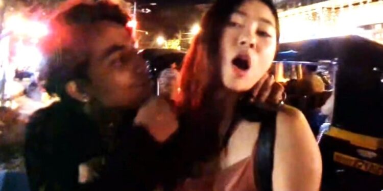 ಕೊರಿಯನ್ ಯುವತಿಗೆ ನಡು ರಸ್ತೆಯಲ್ಲೇ ಲೈಂಗಿಕ ಕಿರುಕುಳ : ವೀಡಿಯೋ ವೈರಲ್:; ಇಬ್ಬರು ಆರೋಪಿಗಳ ಬಂಧನ