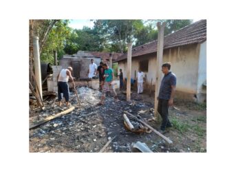 ಮುಂಡೂರು: ವಲಯ ಕಾಂಗ್ರೆಸ್ ವತಿಯಿಂದ ಬೆಂಕಿಗಾಹುತಿಯಾಗಿದ್ದ ಶಿವರಾಮ ಕಲ್ಲೂರಾಯ ರವರ ರಬ್ಬರ್ ದಾಸ್ತಾನು ಕೊಟ್ಟಿಗೆಯಲ್ಲಿ ಶ್ರಮದಾನ
