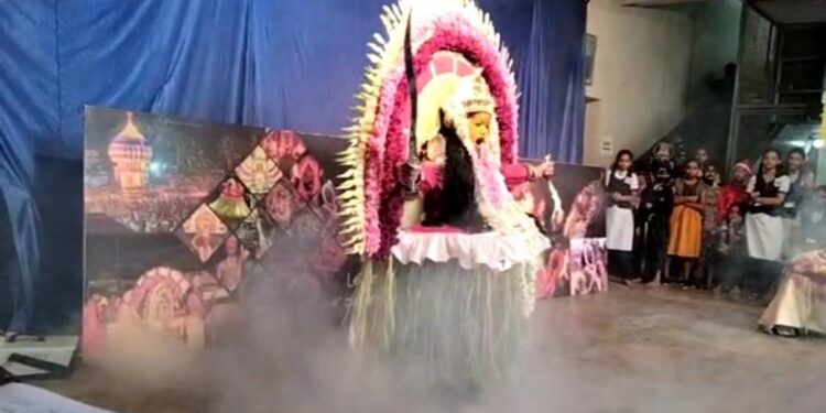 ವಿಟ್ಲ: ಖಾಸಗಿ ಶಾಲೆಯ ಛದ್ಮವೇಷ ಸ್ಪರ್ಧೆಯಲ್ಲಿ ಕಾಂತಾರ..!!?? ಬಾಲಕಿಯೋರ್ವಳಿಂದ ದೈವದ ವೇಷ : ಸಾಮಾಜಿಕ ಜಾಲತಾಣಗಳಲ್ಲಿ ವೈರಲ್ :; ಆಕ್ರೋಶ..!!!