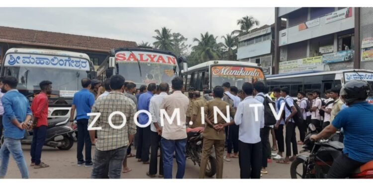 ವಿಟ್ಲ: ಟೈಮಿಂಗ್ಸ್ ವಿಚಾರದಲ್ಲಿ ವಿವಾದ : ಬಸ್ ನಿಲ್ದಾಣದಲ್ಲೇ ಹೊಡೆದಾಡಿಕೊಂಡ ಖಾಸಗಿ ಬಸ್ ಚಾಲಕರು : ಪೊಲೀಸ್ ವಶಕ್ಕೆ..!!!