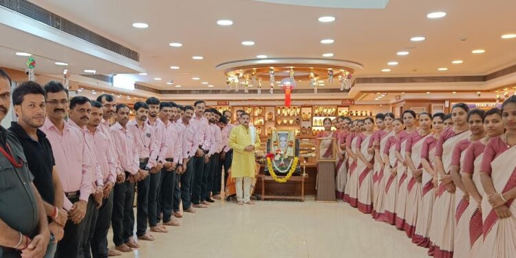 ಪುತ್ತೂರು: ಮುಳಿಯ ಜ್ಯುವೆಲ್ಸ್ ನಲ್ಲಿ ಸಂಸ್ಥಾಪಕರ ದಿನಾಚರಣೆ