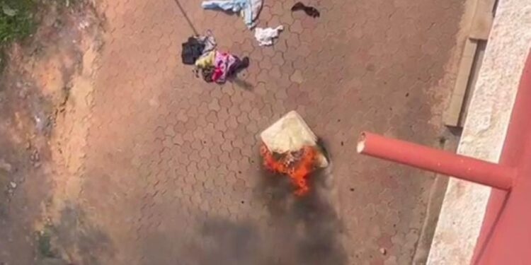 ಇಸ್ತ್ರಿಪೆಟ್ಟಿಗೆಯಿಂದ ಹಾಸಿಗೆಗೆ ಹೊತ್ತಿಕೊಂಡ ಬೆಂಕಿ : ತಪ್ಪಿದ ಅವಘಡ..!!