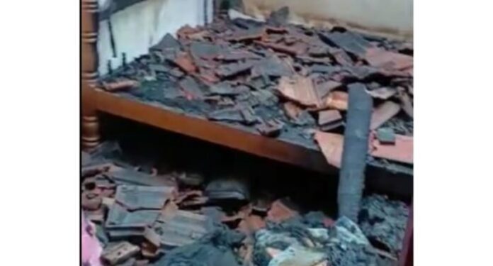 ಆಕಸ್ಮಿಕವಾಗಿ ಮನೆಗೆ ಬೆಂಕಿ: ಲಕ್ಷಾಂತರ ರೂ. ನಷ್ಟ..!!