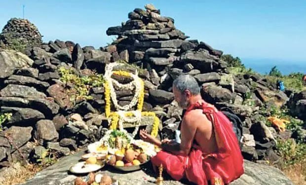 ಸುಬ್ರಹ್ಮಣ್ಯ : ಕುಮಾರಪರ್ವತದ ತುತ್ತ ತುದಿಯಲ್ಲಿರುವ ಕುಮಾರಪಾದಕ್ಕೆ ಪೂಜೆ