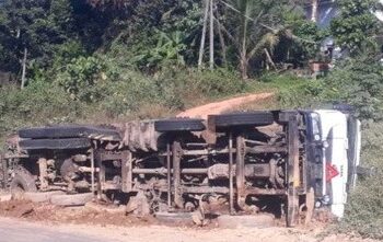 ಪೆರ್ನೆ : ಚಾಲಕನ ನಿಯಂತ್ರಣ ತಪ್ಪಿ ರಸ್ತೆಗೆ ಪಲ್ಟಿಯಾದ ಲಾರಿ..!!