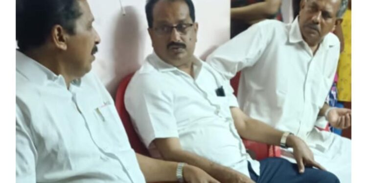 ಪುತ್ತೂರು: ಮೃತರಾದ ಬಿಜೆಪಿ ಹಿರಿಯ ಕಾರ್ಯಕರ್ತ, ಬನ್ನೂರು ಗ್ರಾ.ಪಂ. ಮಾಜಿ ಸದಸ್ಯ ರಘು ಭಂಡಾರಿ ರವರ ಮನೆಗೆ ಶಾಸಕ ಸಂಜೀವ ಮಠಂದೂರು ಭೇಟಿ : ಕುಟುಂಬಸ್ಥರಿಗೆ ಸಾಂತ್ವನ