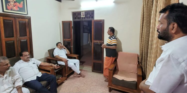 ಅರುಣ್ ಕುಮಾರ್ ಪುತ್ತಿಲ ರವರ ತಾಯಿ ನಿಧನ ಹಿನ್ನೆಲೆ : ಮನೆಗೆ ಶಾಸಕ ಸಂಜೀವ ಮಠಂದೂರು ಭೇಟಿ ; ಸಾಂತ್ವನ