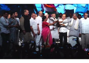 ಅಶೋಕ್ ಕುಮಾರ್ ರೈ ಕೋಡಿಂಬಾಡಿ ಕಾಂಗ್ರೆಸ್ ಸೇರ್ಪಡೆ : ಅಶೋಕ್ ರೈ ರವರಿಗೆ ಪಕ್ಷದ ಧ್ವಜ ನೀಡಲು ಶಕುಂತಲಾ ಶೆಟ್ಟಿ ರವರನ್ನು ಕರೆದ ಡಿಕೆಶಿ