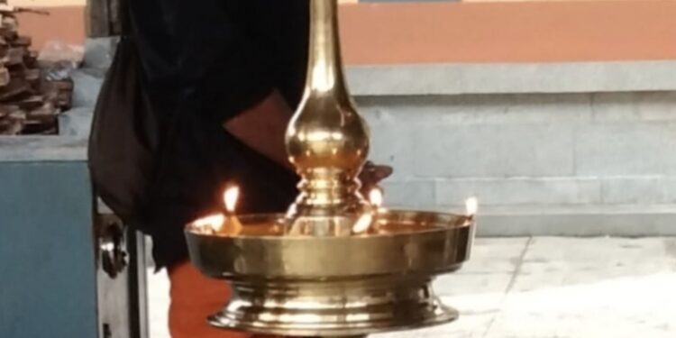 ಹೆಸರು ಹೇಳಲಿಚ್ಛಿಸದ ಭಕ್ತರಿಂದ ವಿಟ್ಲ ಶ್ರೀ ಪಂಚಲಿಂಗೇಶ್ವರನಿಗೆ ಲಕ್ಷಕ್ಕೂ ಅಧಿಕ ಮೌಲ್ಯದ ಕಂಚಿನ ಗುಂಟ ದೀಪ ಕೊಡುಗೆ