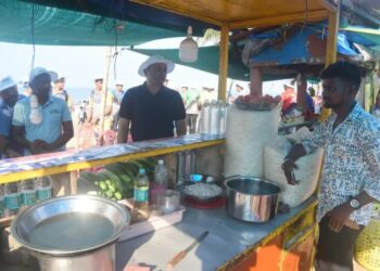 ಪಣಂಬೂರು: ಶುಚಿತ್ವದ ಕೊರತೆ : ಬೀಚ್‌ ಅಕ್ಕ-ಪಕ್ಕದ ಅಂಗಡಿಗಳಿಗೆ ಜಿಲ್ಲಾಧಿಕಾರಿ ದಿಢೀರ್ ದಾಳಿ