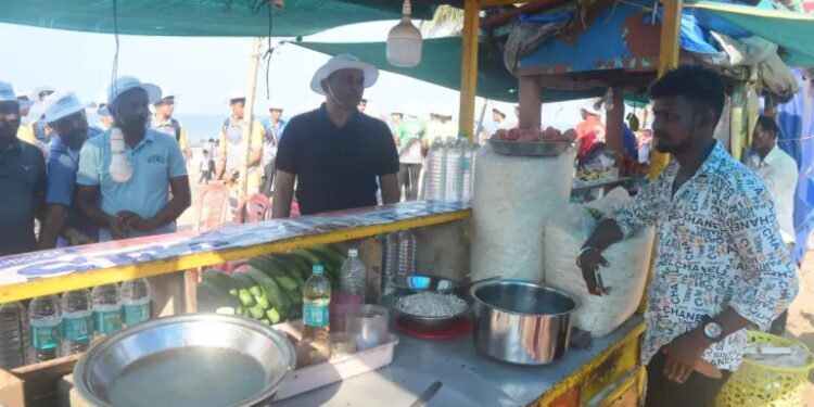 ಪಣಂಬೂರು: ಶುಚಿತ್ವದ ಕೊರತೆ : ಬೀಚ್ ಅಕ್ಕ-ಪಕ್ಕದ ಅಂಗಡಿಗಳಿಗೆ ಜಿಲ್ಲಾಧಿಕಾರಿ ದಿಢೀರ್ ದಾಳಿ