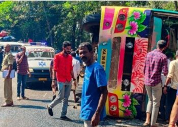 ಶಾಲಾ ಶೈಕ್ಷಣಿಕ ಪ್ರವಾಸದ ಬಸ್ ಪಲ್ಟಿ : ಶಿಕ್ಷಕಿಯರಿಗೆ, ಮಕ್ಕಳಿಗೆ ಗಾಯ