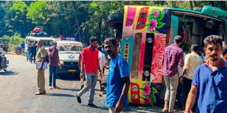 ಶಾಲಾ ಶೈಕ್ಷಣಿಕ ಪ್ರವಾಸದ ಬಸ್ ಪಲ್ಟಿ : ಶಿಕ್ಷಕಿಯರಿಗೆ, ಮಕ್ಕಳಿಗೆ ಗಾಯ
