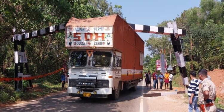 ಮಿತ್ತೂರು: ರೈಲ್ವೇ ಫ್ಲೈ ಓವರ್ ಸಮೀಪ ಸೇಫ್ ಗಾರ್ಡ್ ಗೆ ಸಿಲುಕಿಗೊಂಡ ಲಾರಿ : ವಾಹನ ಸಂಚಾರದಲ್ಲಿ ಅಸ್ತವ್ಯಸ್ತ..!!