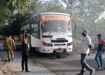 ಚಾಮುಂಡಿಬೆಟ್ಟದ ಸಮೀಪ 50ಕ್ಕೂ ಹೆಚ್ಚು ಮಂದಿ ಪ್ರವಾಸಿಗರಿದ್ದ ಬಸ್‍ನಲ್ಲಿ ಬೆಂಕಿ : ತಪ್ಪಿದ ಭಾರೀ ಅನಾಹುತ..!!