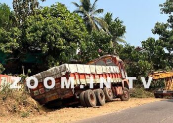 ಕಬಕ: ನಿಯಂತ್ರಣ ತಪ್ಪಿ ರಸ್ತೆ ಬದಿಯ ಕಣಿಗೆ ಬಿದ್ದ ಲಾರಿ..!!