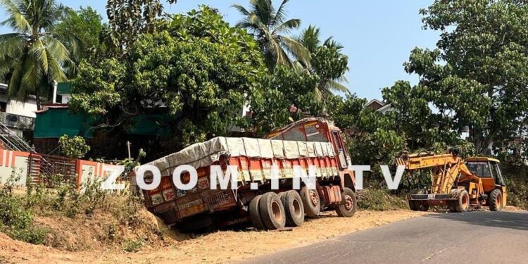 ಕಬಕ: ನಿಯಂತ್ರಣ ತಪ್ಪಿ ರಸ್ತೆ ಬದಿಯ ಕಣಿಗೆ ಬಿದ್ದ ಲಾರಿ..!!