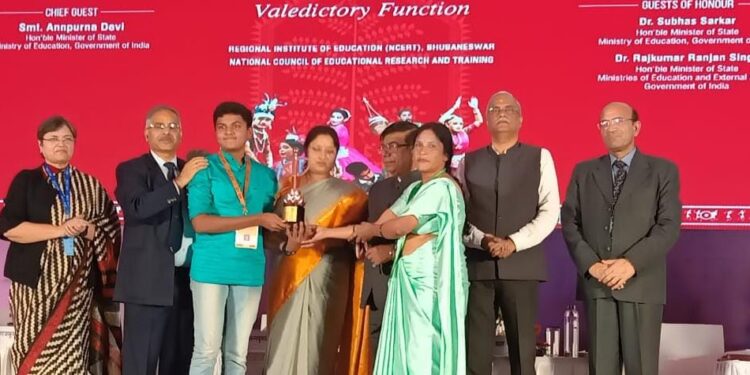 ರಾಷ್ಟ್ರಮಟ್ಟದ ಶಾಸ್ತ್ರೀಯ ಸಂಗೀತ ಸ್ಪರ್ಧೆಯಲ್ಲಿ ವಿವೇಕಾನಂದ ಆಂಗ್ಲ ಮಾಧ್ಯಮ ಶಾಲೆಯ ವಿದ್ಯಾರ್ಥಿ ತೇಜ ಚಿನ್ಮಯ ಹೊಳ್ಳಗೆ ತೃತೀಯ ಸ್ಥಾನ